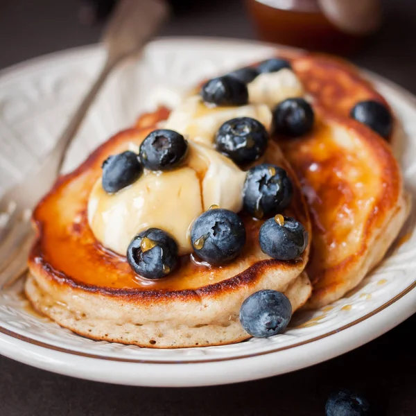 Pfannkuchen mit Mascarpone, Honig und Blaubeeren — Stockfoto