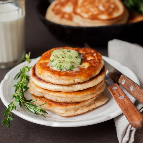 Flauschige Vollkornpfannkuchen mit Kräuterbutter — Stockfoto