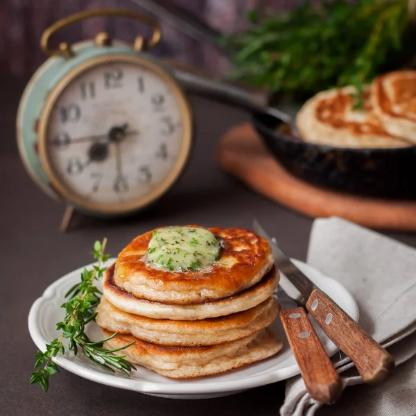 Flauschige Vollkornpfannkuchen mit Kräuterbutter — Stockfoto