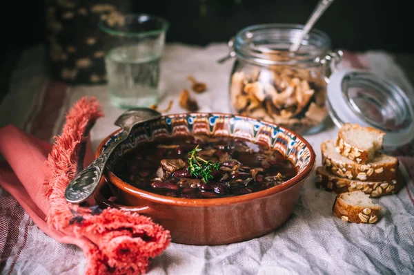 野生のキノコと腎臓豆のスープ — ストック写真