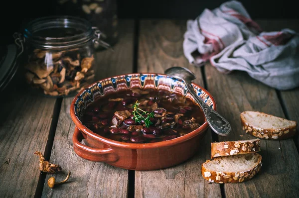 野生のキノコと腎臓豆のスープ — Stock fotografie