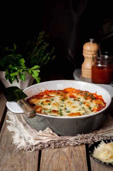 Pieczone nadziewane Conchiglioni z pomidorem — Zdjęcie stockowe