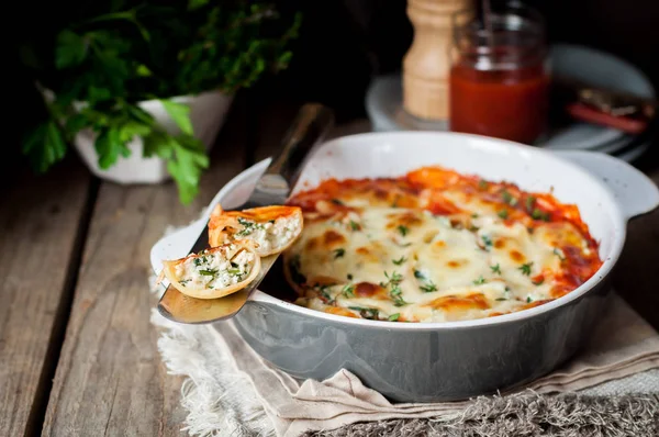 Ricotta umplute conchiglioni cu roșii — Fotografie, imagine de stoc