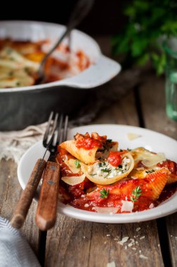 Domates li Ricotta Conchiglioni Dolması 