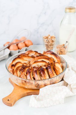 Cevizli Ekmek ve Tereyağı Puding