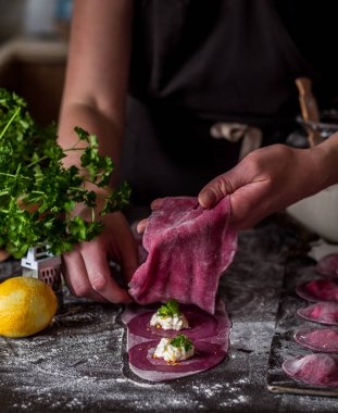 Peynirli Pancar Mantısı Yapımı