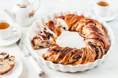 Kiraz ve Çikolata Örgülü Çelenk