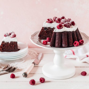 Dilimlenmiş Çikolatalı Ahududu Kek