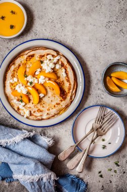 Köy Peynirli Krep ve Şeftali