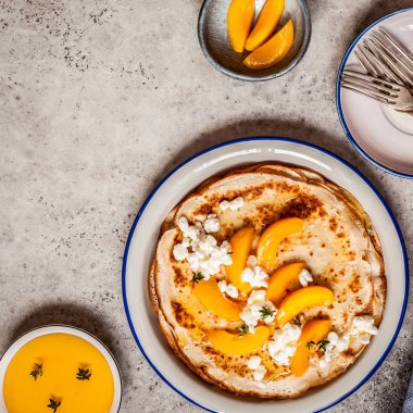 Köy Peynirli Krep ve Şeftali