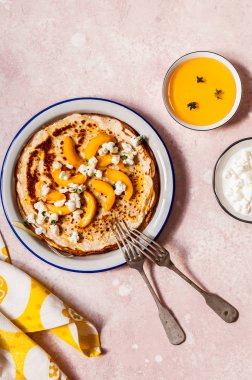 Köy Peynirli Krep ve Şeftali