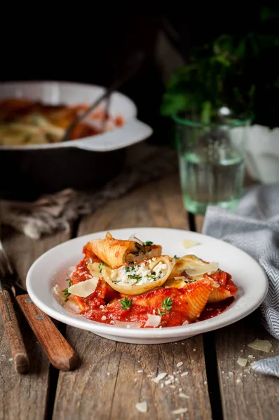 Ricotta plněné Konchigliony s rajčaty — Stock fotografie