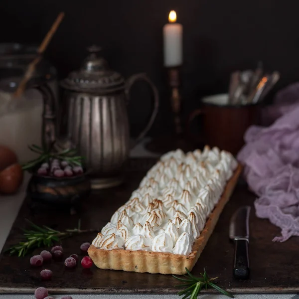 Клюквенный пирог с безе — стоковое фото