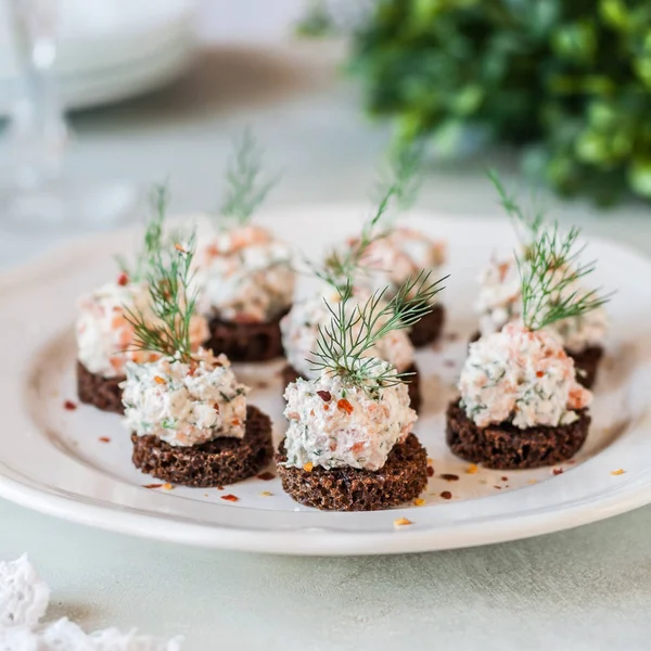 Paté de salmón y queso sobre pan de centeno — Foto de Stock