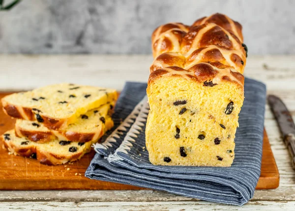 Pain de pain chaud au safran de Pâques — Photo