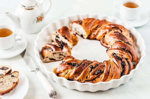 Ghirlanda intrecciata di ciliegie e cioccolato — Foto Stock