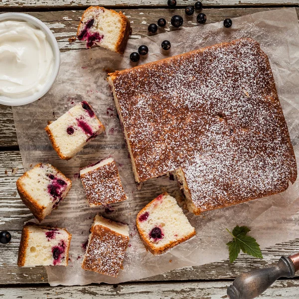 Skivad svartvinbärs tårta — Stockfoto
