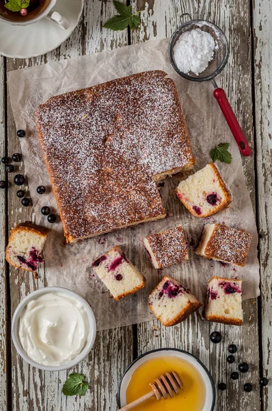 Gâteau au cassis tranché — Photo