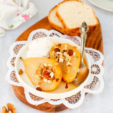 Tatlım kızartma armut Granola ve yoğurt ile