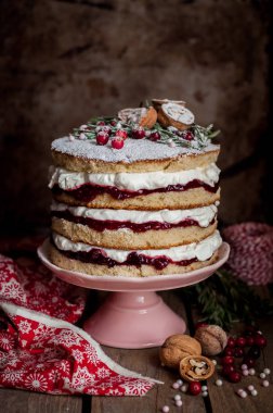 Ahududu Reçeli ve Krem Şanti ile Noel Katmanlı Kek