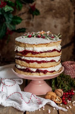 Ahududu Reçeli ve Krem Şanti ile Noel Katmanlı Kek