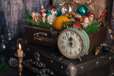 Retro Saat, Bavullar, Noel Ağacı Süslemeleri