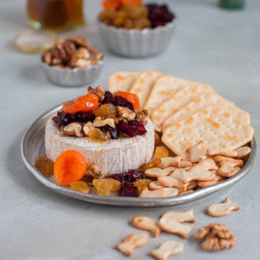 Kurutulmuş Meyve, Ceviz ve Bal Fırında Brie