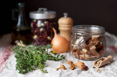 Kekik ve Diğer Mantar Çorbası Malzemeleri