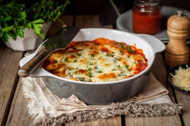 Fırında Domatesli Conchiglioni Dolması 