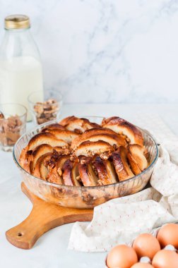 Cevizli Ekmek ve Tereyağı Puding