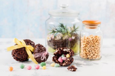 Sürpriz ile Paskalya Çikolata ve Kabarık Buğday Yumurta 