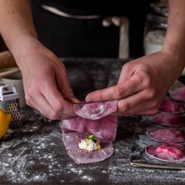 Peynirli Pancar Mantısı Yapımı