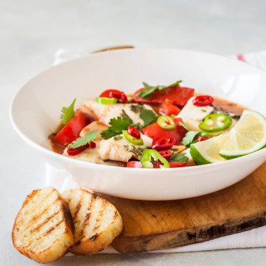 Domates ve Hindistan Cevizi Sütü Balık Güveç