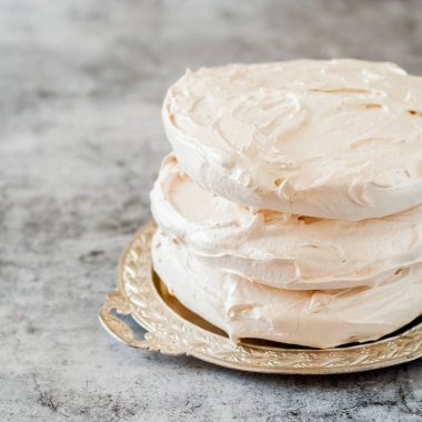 Pavlova Kek için Beze Katmanları