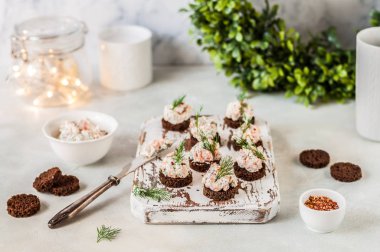 Çavdar Ekmeğinde Somon ve Peynirli Pate