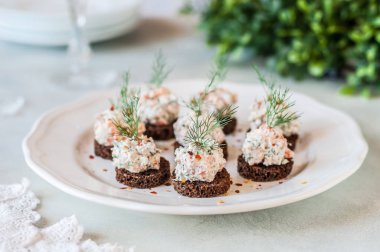 Çavdar Ekmeğinde Somon ve Peynirli Pate