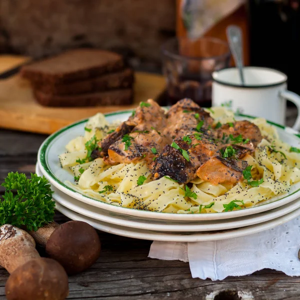 Pasta con albóndigas de res y champiñones silvestres —  Fotos de Stock