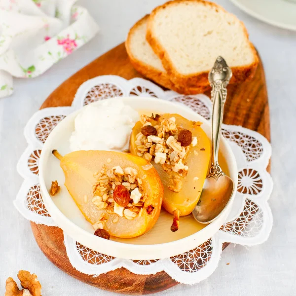 Tatlım kızartma armut Granola ve yoğurt ile