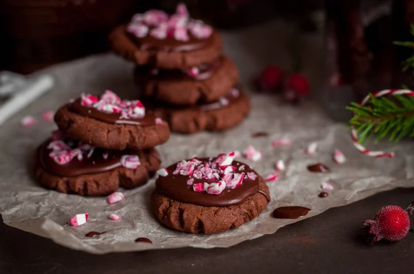 Schokoladenweihnachtskekse mit zerdrücktem Zuckerrohr — Stockfoto