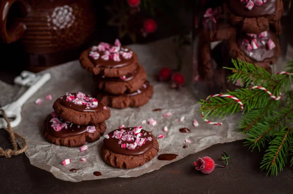 砕いたキャンディ杖とチョコレートクリスマスクッキー — ストック写真