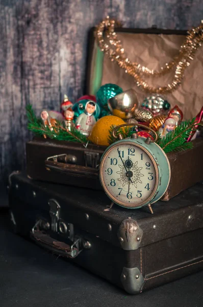 Orologio retrò, valigie, decorazioni dell'albero di Natale — Foto Stock