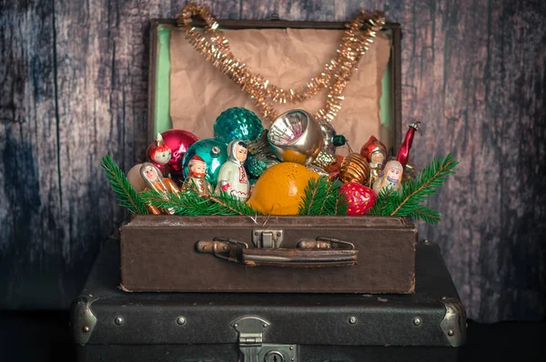 Retro stijl koffers met kerstboom decoraties — Stockfoto