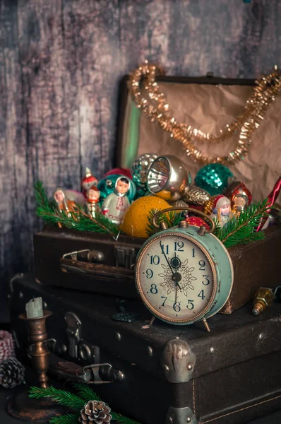 Retro klok, koffers, kerstboom decoraties — Stockfoto