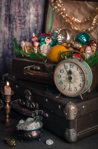 Retro klok, koffers, kerstboom decoraties — Stockfoto