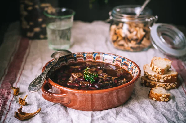 野生のキノコと腎臓豆のスープ — Stock fotografie