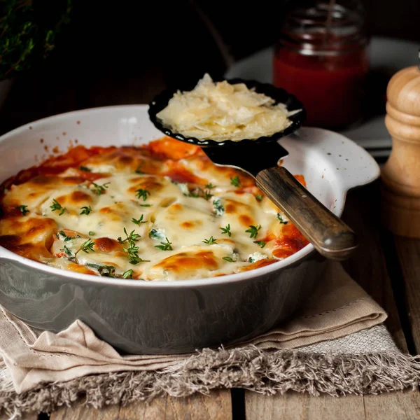 Conchiglioni rellenos al horno con tomate —  Fotos de Stock