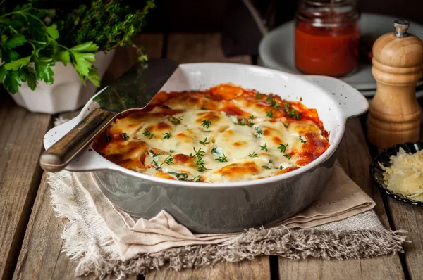 Conchiglioni rellenos al horno con tomate — Foto de Stock