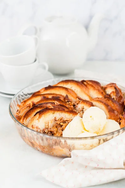 Notenbrood en boter pudding — Stockfoto