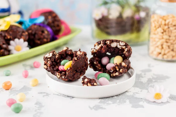 Chocolate de Pascua y huevo de trigo inflado con sorpresa — Foto de Stock