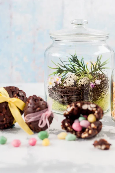 Easter Decoration: Nest, Quail Eggs in a Jar — Stock Photo, Image